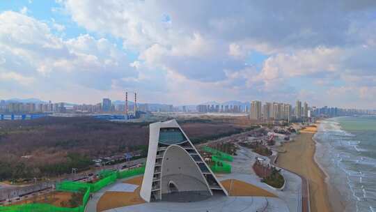 航拍蓝天白云下的烟台时光塔建筑风光全景