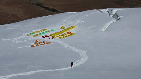 攀登新疆慕士塔格峰雪山的登山者C2营地