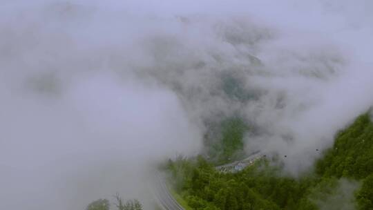 无人机拍摄大雾天的山脉视频素材模板下载