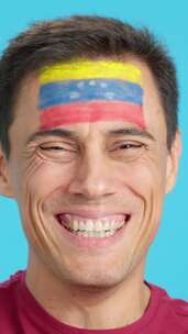 脸上画着委内瑞拉国旗微笑的人