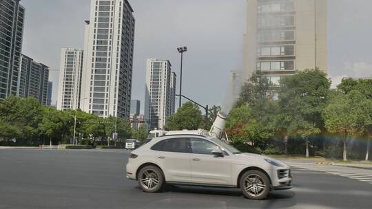 实拍杭州城市夏日高温下喷雾洒水车