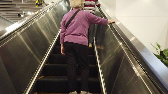 地铁站 扶梯 老人视频素材模板下载