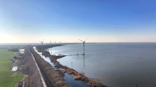 航拍湖泊风力发电机组乡村振兴环保新能源