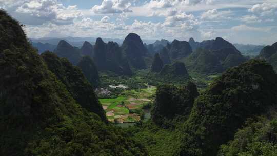 俯瞰视角下的桂林山水风光