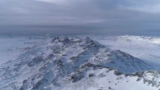 积雪覆盖的山地地形天线