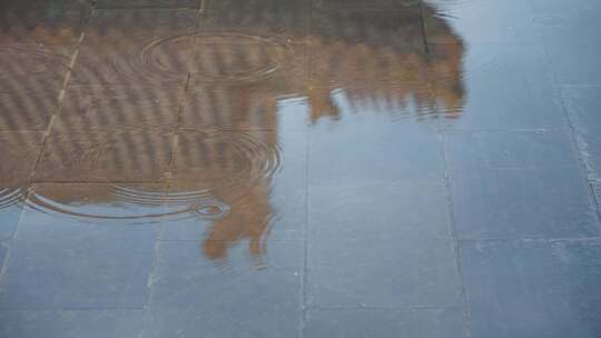 倒影在水中的故宫建筑和雨滴升格慢镜头