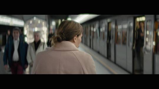 女人行走在地铁上