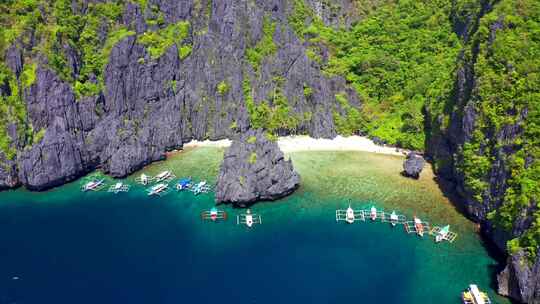 秘密泻湖入口处的旅游船通过一个小洞穴进入，这是旅游的一部分