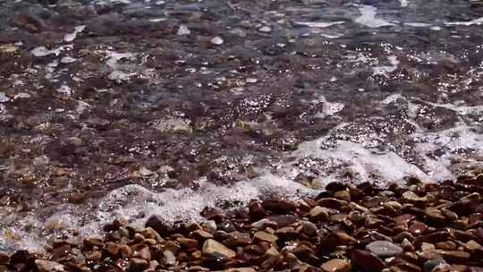 清澈的海水海浪拍打鹅卵石视频素材模板下载