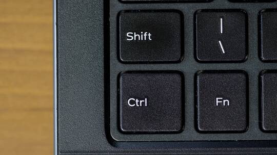 手指推动移位键盘按钮俯视图
