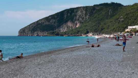 航拍大海海滩行人人群游客游泳玩乐