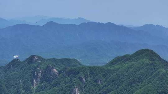 河南伏牛山山脉平顶山尧山层峦叠嶂的山峰