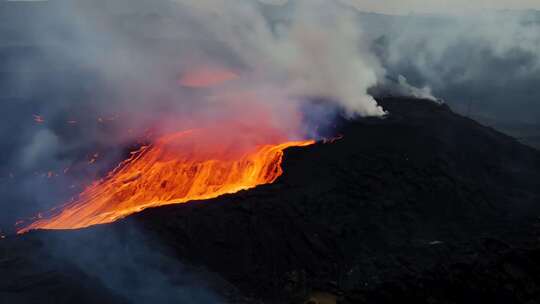 火山喷发 岩浆涌动 烟雾笼罩 地心奇景