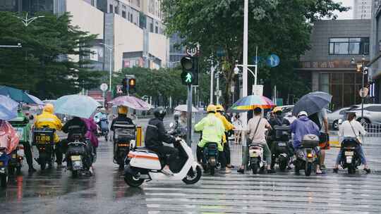 升格雨天的外卖小哥