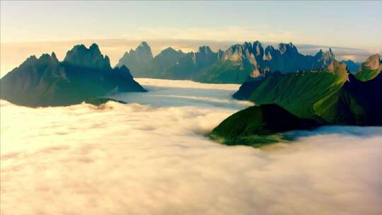 云海环绕的壮丽山峰风景