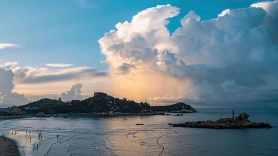 凌晨海边突如其来的太阳雨