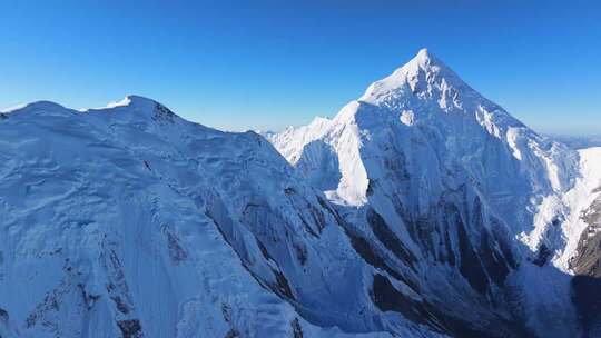 川西航拍中山峰贡嘎雪山壮丽景色