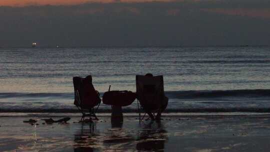 清晨海边沙滩休闲露营