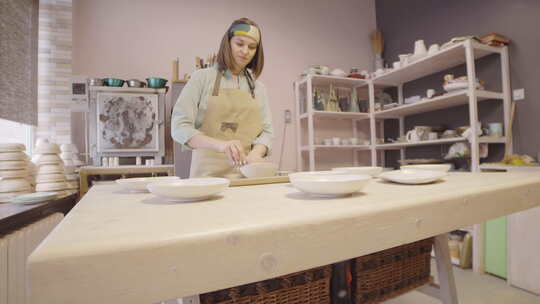 高加索女人打磨粘土碗视频素材模板下载