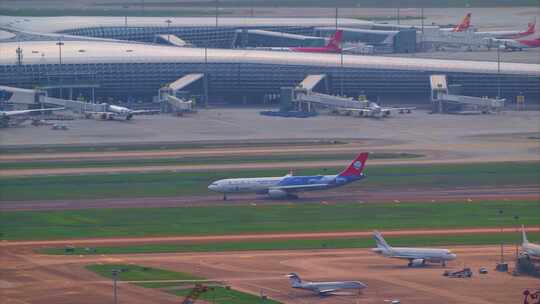 8K深圳机场起飞的四川航空客机