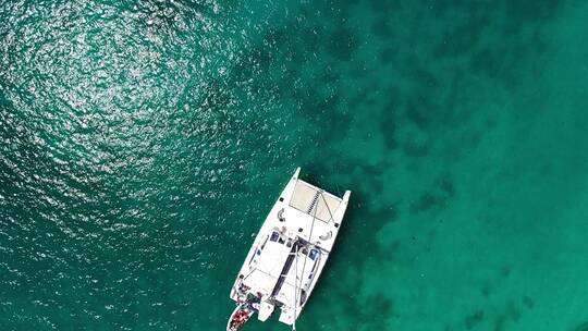 波光粼粼的海面海水