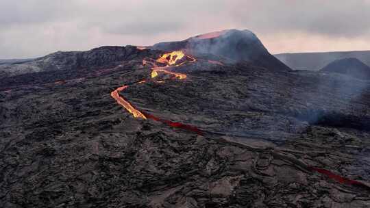 白天喷发时从火山口流出的炽热熔岩。宽空中视频素材模板下载