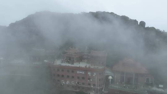 森林云海航拍山峰云雾缭绕雨后山林山脉风景