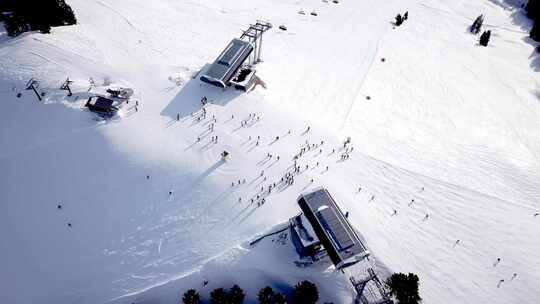 滑雪场的鸟瞰图，人们滑雪下山。录像。飞过滑雪板