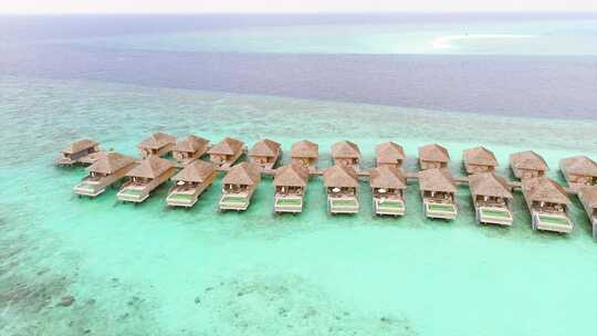 航拍海边度假酒店马尔代夫海岛度假村度假屋视频素材模板下载