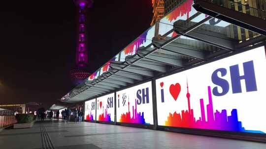 上海人行天桥上的广告牌