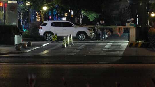 夜晚城市街头汽车车流人流夜景视频素材