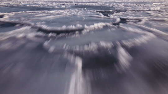 春天海上浮冰的鸟瞰图