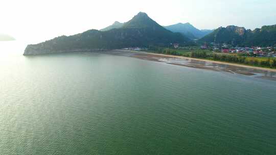 泰国美丽海岸线中的一个渔村。海边的山脉。