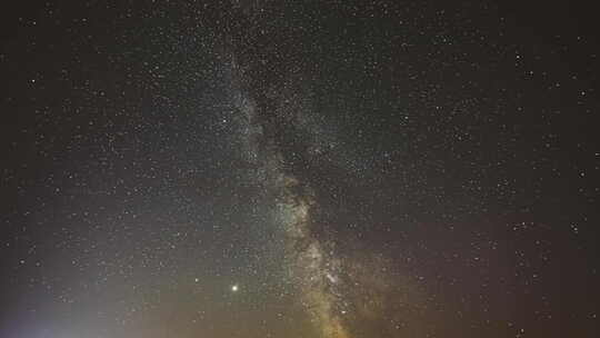 夜空中闪烁的星星。天空中行星土星和木星的