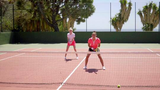 年轻网球双打选手在打网球
