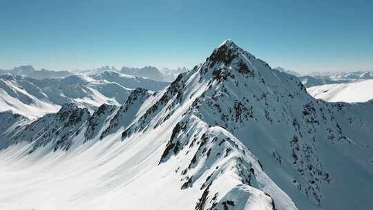 雪山连绵大山雄伟山脉