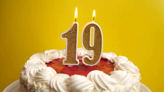 19.插入节日蛋糕的数字19形式的蜡烛被