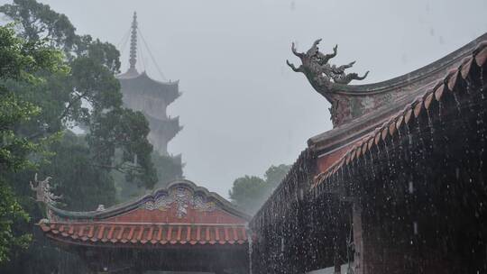 泉州开元寺东西塔古厝屋檐燕尾脊雨景雨天视频素材模板下载