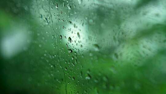 雨天开车看向窗外风景郊外沿途风光车窗雨滴