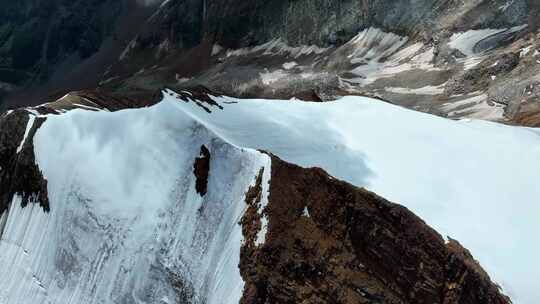 航拍四川甘孜沙鲁里山脉尼登贡嘎雪山