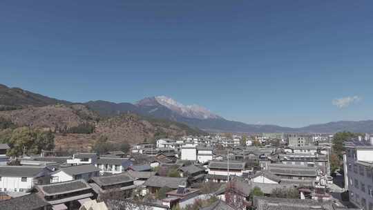 航拍冬天丽江古镇和雪山