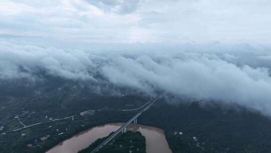 洪水泛滥的桂林漓江上的高速公路大桥