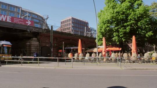 穿过柏林市中心的有轨电车视频素材模板下载