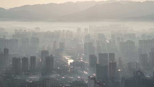 晨雾中的城市与远山全景