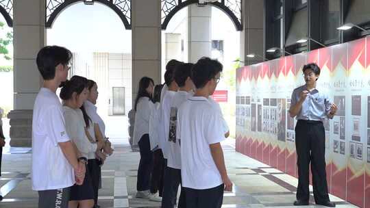 老师带领学生参观展览讲解