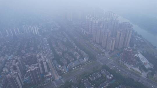 大雾雾霾俯瞰城市高楼建筑居民楼车流