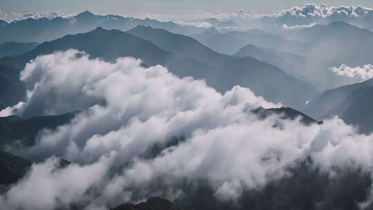 航拍高山和云雾