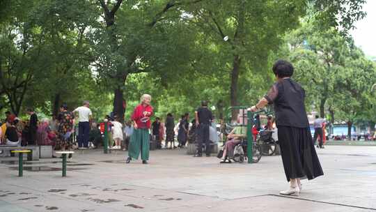 城市公园人文中老年人晨练打羽毛球休闲运动