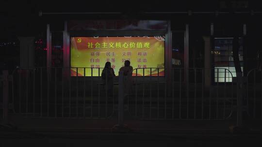 220514夜晚红绿灯马路B01606215