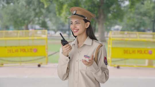 快乐的印度女警官用对讲机说话